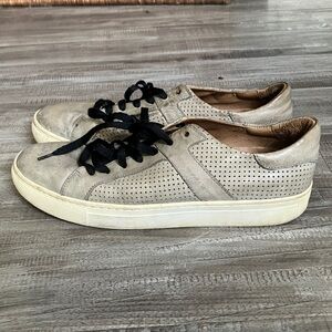 Trask low top leather sneaker